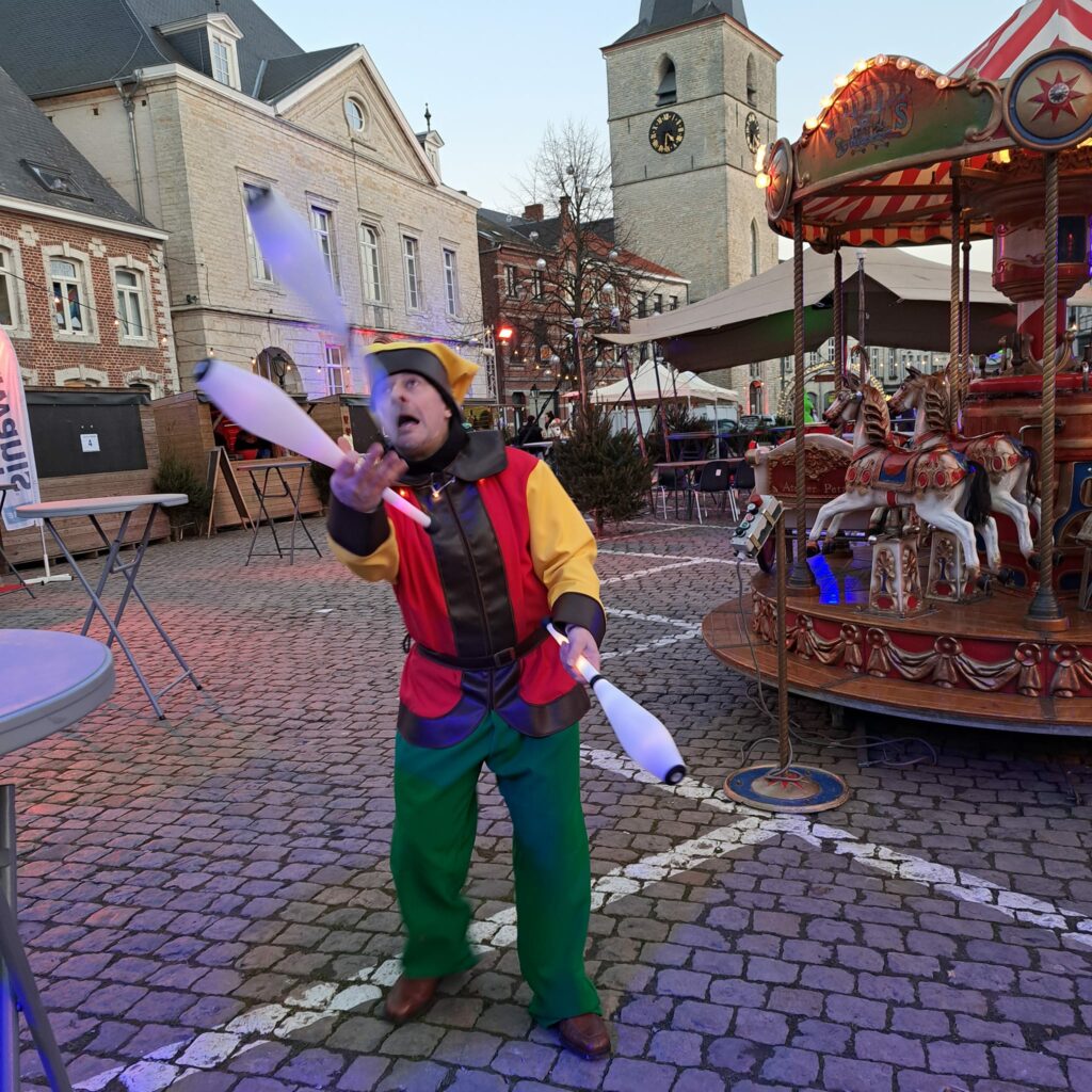 Un lutin pour animer votre marché de Noël avec de la jonglerie lumineuse